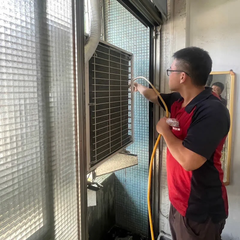 承興工程行技師進行冷氣室外機清洗施工